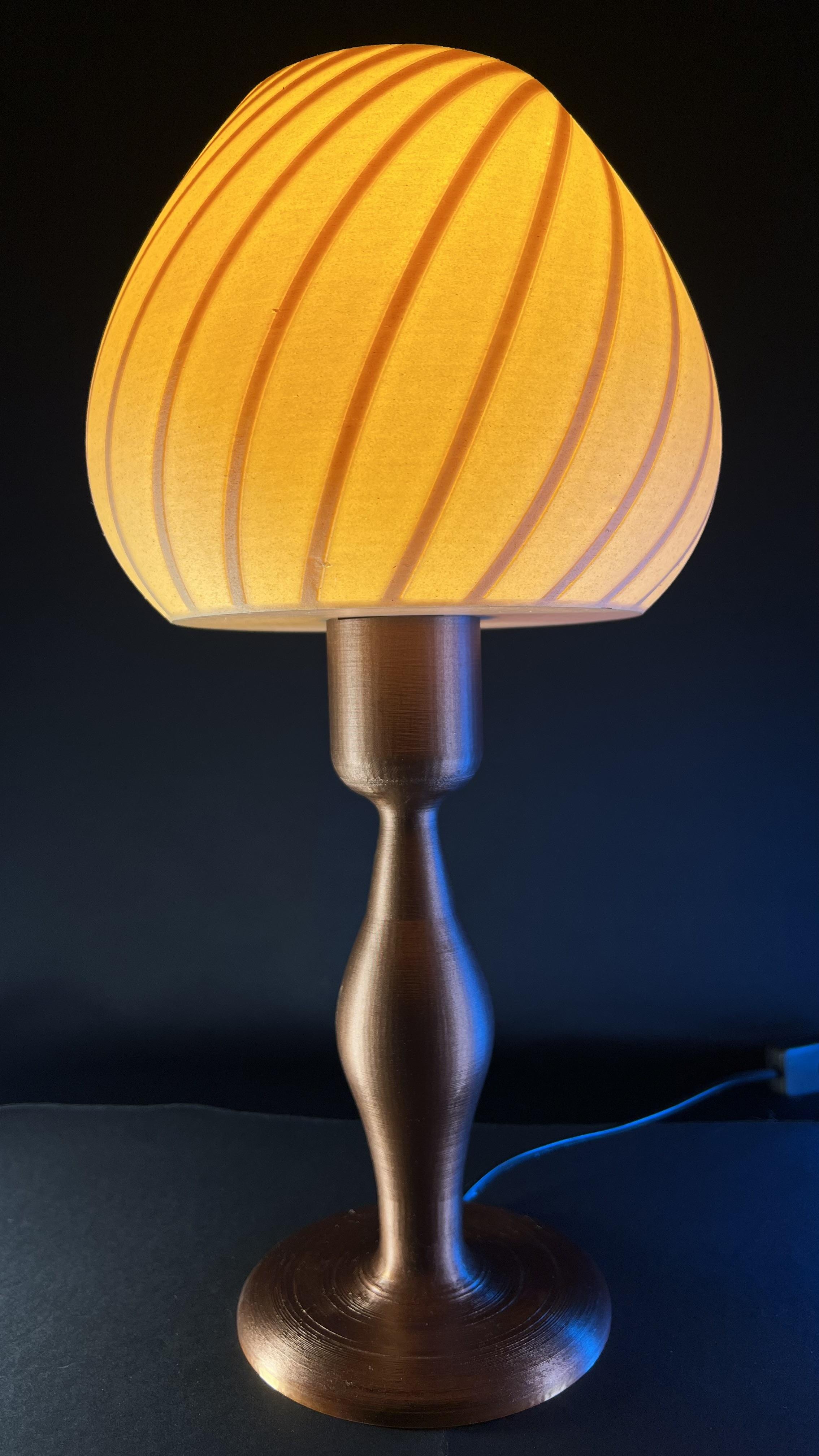 Ahşap Görünümlü Abajur – Modern 3D Baskı El Yapımı Aydınlatma